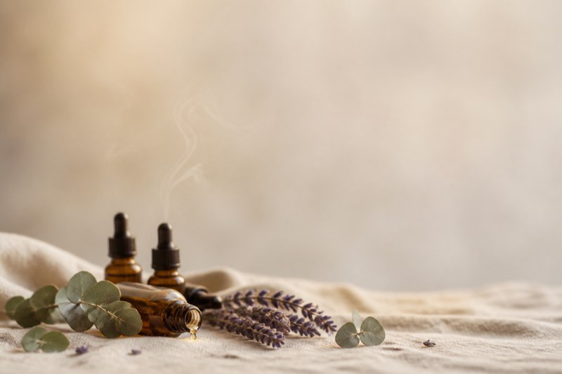 Aceites esenciales junto a lavanda y eucalipto